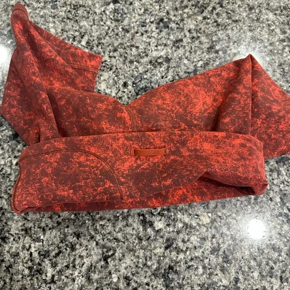 Lululemon Wunder Train High-Rise Short 8"
Denim Wash Print Autumn Red Black - Picture 7 of 7